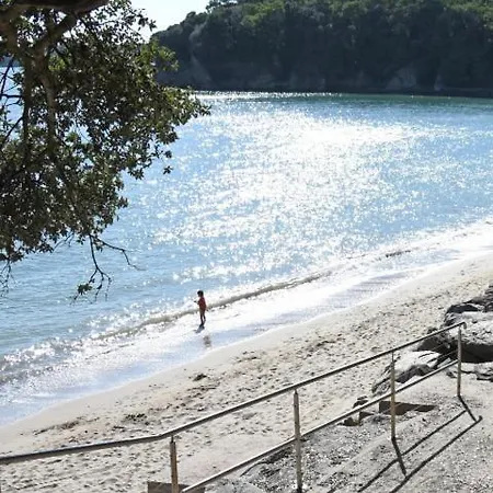 De L'eve: Beachside Family Retreat With Private Terrace Apartment